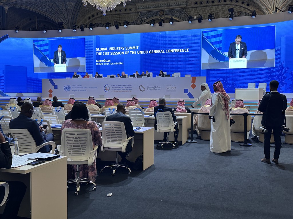 المدير العام لمنظمة الأمم المتحدة للتنمية الصناعية (اليونيدو)، جيرد مولر (على الشاشة) أثناء افتتاح المؤتمر العام للمنظمة في الرياض، المملكة العربية السعودية.